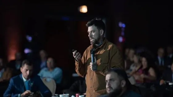 Gui Zanoni palestrando com plateia atenta