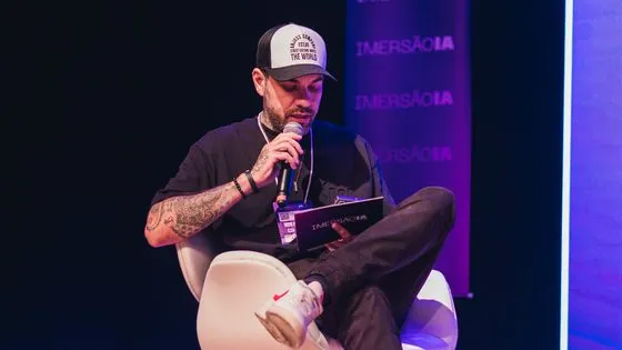Gui Zanoni em bate-papo no palco sobre imaginação