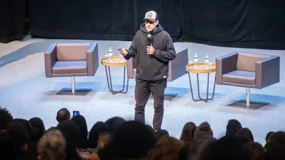 Gui Zanoni no palco em formato de painel