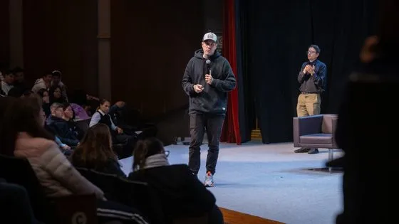 Gui Zanoni no palco diante da plateia