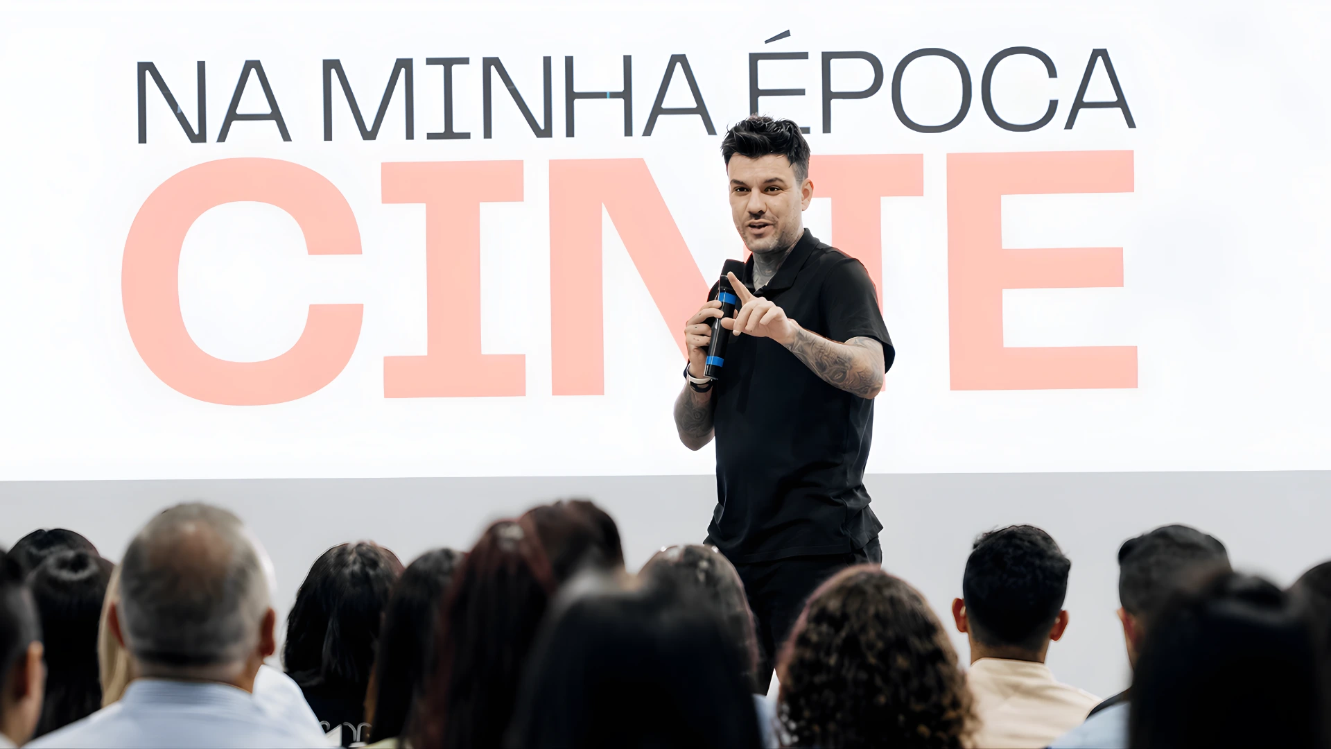 Gui Zanoni no palco apontando para a plateia